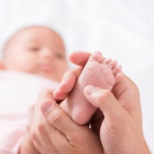 réflexologie bébé emotionnelle massage des pieds