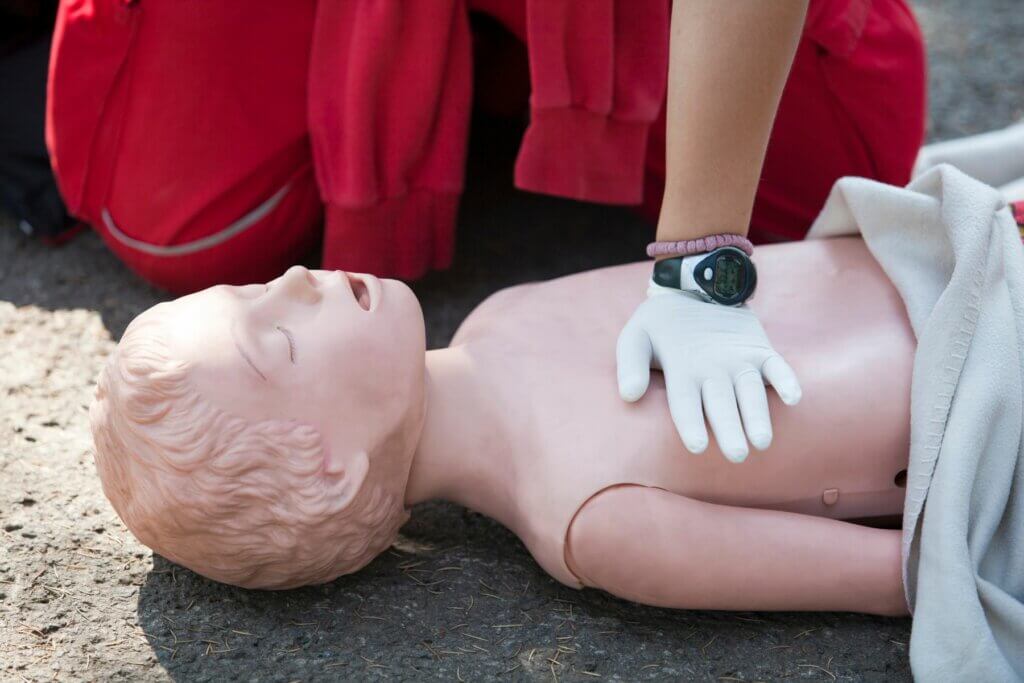 massage cardiaque enfant secourisme gestes qui sauvent secourisme pédiatrique
