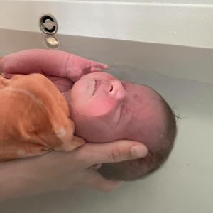 bain bébé yeux sous l'eau
